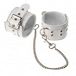 <strong>Оковы кожаные белые с широким ремешком, соединенные цепочкой длиной 35см 3072-3</strong> <br />
Изготавливаются из натуральной кожи с велюровой подкладкой. <div class="charTableblock"><div><span>Материал</span>: кожа</div><div><span>Цвет</span>: белый</div></div> Оковы кожаные белые с широким ремешком, соединенные цепочкой длиной 35см 3072-3
Изготавливаются из натуральной кожи с велюровой подкладкой.