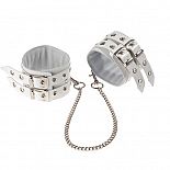 <strong>Оковы кожаные белые, соединенные цепочкой длиной 35см 3070-3</strong> <br />
Изготавливаются из натуральной кожи с велюровой подкладкой. <div class="charTableblock"><div><span>Материал</span>: кожа</div><div><span>Цвет</span>: белый</div><div><span>Производитель</span>: Sitabella, Россия</div></div> Оковы кожаные белые, соединенные цепочкой длиной 35см 3070-3
Изготавливаются из натуральной кожи с велюровой подкладкой.