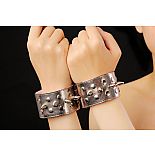 <strong>Напульсники Цвет бронза 5016-7</strong> <br />
Напульсники с шипами изготовлены из искусственной кожи и меха,Цвет бронза <div class="charTableblock"><div><span>Цвет</span>: другой</div><div><span>Производитель</span>: Sitabella, Россия</div></div> Напульсники Цвет бронза 5016-7
Напульсники с шипами изготовлены из искусственной кожи и меха,Цвет бронза