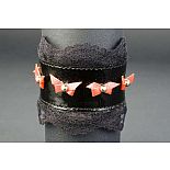 <strong>Подшитый чёрный запястник Готика-4 с бантиками</strong> <br />
Выполненный из натуральной лаковой кожи, декорирован черным кружевом и пятью металлическими капельками с красными бантиками под ними. <div class="charTableblock"> </div> Подшитый чёрный запястник Готика-4 с бантиками
Выполненный из натуральной лаковой кожи, декорирован черным кружевом и пятью металлическими капельками с красными бантиками под ними.