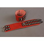 <strong>Широкие красно-черные наручники без подкладки</strong> <br />
Широкие наручники ручной работы выполнены из комбинации натуральной кожи красного и черного цвета. <div class="charTableblock"><div><span>Материал</span>: кожа</div><div><span>Цвет</span>: черный; красный, розовый</div><div><span>Производитель</span>: Подиум, Россия</div></div> Широкие красно-черные наручники без подкладки
Широкие наручники ручной работы выполнены из комбинации натуральной кожи красного и черного цвета.