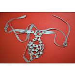 <strong>Белые мужские кожаные трусы-стринги с отверстием для фаллоса</strong> <br />
Трусики изготовлены из натуральной кожи. <div class="charTableblock"><div><span>Материал</span>: кожа</div><div><span>Производитель</span>: Sitabella, Россия</div></div> Белые мужские кожаные трусы-стринги с отверстием для фаллоса
Трусики изготовлены из натуральной кожи.