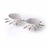 <strong>Белые кожаные напульсники с шипами и заклепками </strong> <br />
Изготовлены из натуральной кожи. <div class="charTableblock"><div><span>Материал</span>: кожа</div><div><span>Цвет</span>: белый</div><div><span>Производитель</span>: Sitabella, Россия</div></div> Белые кожаные напульсники с шипами и заклепками
Изготовлены из натуральной кожи.