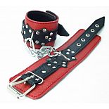 <strong>Красно-чёрные поножи из кожи </strong> <br />
Красно-чёрные поножи из кожи. <div class="charTableblock"><div><span>Материал</span>: кожа</div><div><span>Цвет</span>: красный, розовый</div><div><span>Производитель</span>: БДСМ арсенал, Россия</div></div> Красно-чёрные поножи из кожи
Красно-чёрные поножи из кожи.