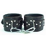 <strong>Черные оковы из мягкой кожи на металлической цепочке</strong> <br />
Черные оковы из мягкой кожи на металлической цепочке. <div class="charTableblock"><div><span>Материал</span>: кожа</div><div><span>Цвет</span>: черный</div><div><span>Производитель</span>: БДСМ арсенал, Россия</div></div> Черные оковы из мягкой кожи на металлической цепочке
Черные оковы из мягкой кожи на металлической цепочке.