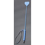 <strong>Стек Голубой окончание в виде сердечка</strong> <br />
Состоит из деревянной рукояти и хлыста из гибкой полимерной основы, оплетённых искусственной кожей. <div class="charTableblock"> </div> Стек Голубой окончание в виде сердечка 
Состоит из деревянной рукояти и хлыста из гибкой полимерной основы, оплетённых искусственной кожей.