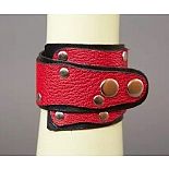 <strong>Красно-чёрный кожаный браслет «Треугольник»</strong> <br />
Данная модель выполнена из натуральной кожи черного и красного цвета, имеет необычную форму и украшена заклепками. <div class="charTableblock"><div><span>Производитель</span>: Подиум, Россия</div></div> Красно-чёрный кожаный браслет «Треугольник»
Данная модель выполнена из натуральной кожи черного и красного цвета, имеет необычную форму и украшена заклепками.