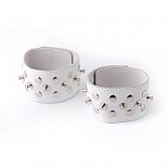 <strong>Напульсники</strong> <br />
Изготовлены из натуральной кожи. <div class="charTableblock"> </div> Напульсники
Изготовлены из натуральной кожи.