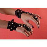 <strong>Наручники на кожаной подкладке, украшенные шипами</strong> <br />
Подшитые декоративные наручи. Украшены безопасными, искусственно затупленными металлическими шипами. Размер регулируется. Ручная работа. <div class="charTableblock"><div><span>Материал</span>: кожа</div><div><span>Цвет</span>: черный</div><div><span>Производитель</span>: Подиум, Россия</div></div> Наручники на кожаной подкладке, украшенные шипами
Подшитые декоративные наручи. Украшены безопасными, искусственно затупленными металлическими шипами. Размер регулируется. Ручная работа.