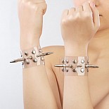 <strong>Напульсники прозрачные с шипами и заклепками 5058-0</strong> <br />
Орудие для возбуждения № напульсники 5058, это экстравагантный и стильный аксессуар. <div class="charTableblock"><div><span>Цвет</span>: другой</div></div> Напульсники прозрачные с шипами и заклепками 5058-0
Орудие для возбуждения № напульсники 5058, это экстравагантный и стильный аксессуар.