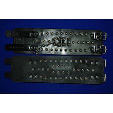 <strong>Не подшитые чёрные наножники с клепками</strong> <br />
Наножники не подшитые, декорированные металлической фурнитурой, с фиксирующей цепочкой, со сварным D-кольцом, зафиксированным полосой и хольнитенами.<div class="charTableblock"> </div> Не подшитые чёрные наножники с клепками
Наножники не подшитые, декорированные металлической фурнитурой, с фиксирующей цепочкой, со сварным D-кольцом, зафиксированным полосой и хольнитенами.