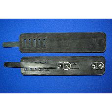 <strong>Подшитые чёрные кожаные наручники</strong> <br />
Наручники, подшитые черным велюром, со сварным D-кольцом, без соединительной фиксации, на застежке.<div class="charTableblock"> </div> Подшитые чёрные кожаные наручники
Наручники, подшитые черным велюром, со сварным D-кольцом, без соединительной фиксации, на застежке.