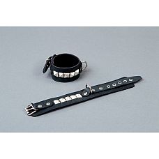 <strong>Чёрные кожаные наручники с металлическими квадропуклями</strong> <br />
Узкие наручники выполнены из натуральной кожи черного цвета.<div class="charTableblock"><div><span>Материал</span>: кожа</div><div><span>Цвет</span>: черный</div><div><span>Производитель</span>: Подиум, Россия</div></div> Чёрные кожаные наручники с металлическими квадропуклями
Узкие наручники выполнены из натуральной кожи черного цвета.