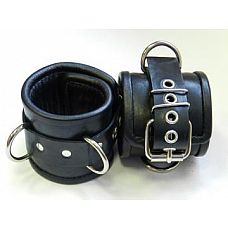 <strong>Чёрные наручники с застежкой-ремешком и 3 сварными D-кольцами</strong> <br />
Наручники подшитые.<div class="charTableblock"><div><span>Материал</span>: кожа</div><div><span>Цвет</span>: черный</div><div><span>Производитель</span>: Beastly, Россия</div></div> Чёрные наручники с застежкой-ремешком и 3 сварными D-кольцами
Наручники подшитые.