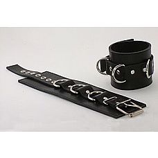 <strong>Подшитые чёрные наручники с пряжкой и 3 сварными D-кольцами</strong> <br />
Застежка - ремешок с пряжкой; с 3 сварными D-кольцами, без соединительной фиксации; подшитые.<div class="charTableblock"><div><span>Материал</span>: кожа</div><div><span>Производитель</span>: Beastly, Россия</div></div> Подшитые чёрные наручники с пряжкой и 3 сварными D-кольцами
Застежка - ремешок с пряжкой; с 3 сварными D-кольцами, без соединительной фиксации; подшитые.