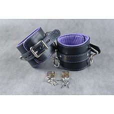 <strong>Кожаные подвёрнутые наручники с фиолетовой подкладкой</strong> <br />
Подвернутые застежка - ремешок с эллипсными отверстиями и запирающейся пряжкой «бабочкой», с замочком для фиксации.<div class="charTableblock"><div><span>Материал</span>: кожа</div><div><span>Цвет</span>: черный</div><div><span>Производитель</span>: Beastly, Россия</div></div> Кожаные подвёрнутые наручники с фиолетовой подкладкой
Подвернутые застежка - ремешок с эллипсными отверстиями и запирающейся пряжкой «бабочкой», с замочком для фиксации.