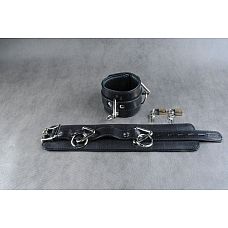 <strong>Чёрные подвёрнутые наножники из кожи</strong> <br />
Наножники подвернутые застежка - ремешок с эллипсными отверстиями и запирающейся пряжкой «бабочкой», с замочком для фиксации.<div class="charTableblock"><div><span>Материал</span>: кожа</div><div><span>Производитель</span>: Beastly, Россия</div></div> Чёрные подвёрнутые наножники из кожи
Наножники подвернутые застежка - ремешок с эллипсными отверстиями и запирающейся пряжкой «бабочкой», с замочком для фиксации.