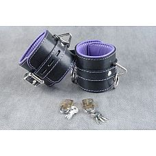 <strong>Подвёрнутые кожаные наножники с фиолетовым подкладом</strong> <br />
Подвернутые застежка - ремешок с эллипсными отверстиями и запирающейся пряжкой «бабочкой», с замочком для фиксации.<div class="charTableblock"><div><span>Материал</span>: кожа</div><div><span>Цвет</span>: другой</div><div><span>Производитель</span>: Beastly, Россия</div></div> Подвёрнутые кожаные наножники с фиолетовым подкладом
Подвернутые застежка - ремешок с эллипсными отверстиями и запирающейся пряжкой «бабочкой», с замочком для фиксации.