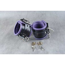 <strong>Чёрные подвёрнутые наножники с фиолетовым подкладом</strong> <br />
Обернутые застежка - ремешок с эллипсами-отверстиями и запирающейся пряжкой «бабочкой», с замочком для фиксации.<div class="charTableblock"><div><span>Материал</span>: кожа</div><div><span>Цвет</span>: черный</div><div><span>Производитель</span>: Beastly, Россия</div></div> Чёрные подвёрнутые наножники с фиолетовым подкладом
Обернутые застежка - ремешок с эллипсами-отверстиями и запирающейся пряжкой «бабочкой», с замочком для фиксации.