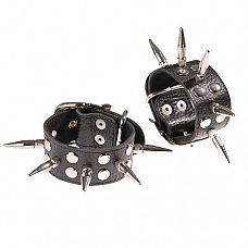 <strong>Черные кожаные наручники с шипами и заклепками </strong> <br />
Изготовлены из натуральной кожи.<div class="charTableblock"><div><span>Материал</span>: кожа</div><div><span>Цвет</span>: черный</div><div><span>Производитель</span>: Sitabella, Россия</div></div> Черные кожаные наручники с шипами и заклепками
Изготовлены из натуральной кожи.