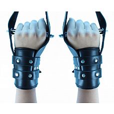 <strong>Наручники для подвешивания</strong> <br />
Наручники для подвешивания из кожи. <div class="charTableblock"><div><span>Материал</span>: кожа</div><div><span>Производитель</span>: БДСМ Арсенал, Россия</div></div> Наручники для подвешивания
Наручники для подвешивания из кожи.