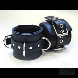 Наручники с застежкой и тремя сварными D-кольцами Наручники с застежкой и тремя сварными D-кольцами