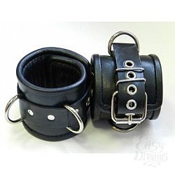 Чёрные наручники с застежкой-ремешком и 3 сварными D-кольцами Чёрные наручники с застежкой-ремешком и 3 сварными D-кольцами