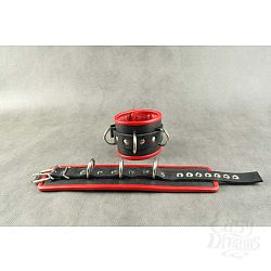 Чёрные обернутые наручники с 3 сварными D-кольцами и красным подкладом Чёрные обернутые наручники с 3 сварными D-кольцами и красным подкладом