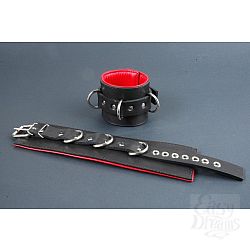 Подвернутые чёрные наручники с застежкой-ремешком и красной изнанкой Подвернутые чёрные наручники с застежкой-ремешком и красной изнанкой