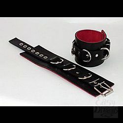 Наручники с красным подкладом, ремешком с пряжкой и с тремя сварными D-кольцами Наручники с красным подкладом, ремешком с пряжкой и с тремя сварными D-кольцами