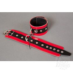 Красные лакированные наручники с клёпками Красные лакированные наручники с клёпками