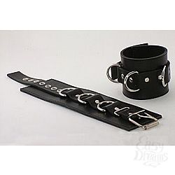 Подшитые чёрные наручники с пряжкой и 3 сварными D-кольцами Подшитые чёрные наручники с пряжкой и 3 сварными D-кольцами