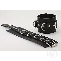 Не подшитые чёрные наручник из кожи с пряжкой и 3 сварными D-кольцами Не подшитые чёрные наручник из кожи с пряжкой и 3 сварными D-кольцами