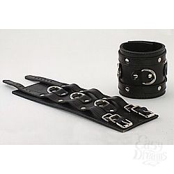 Широкие подшитые наручники с 2 ремешками и 3 сварными D-кольцами Широкие подшитые наручники с 2 ремешками и 3 сварными D-кольцами