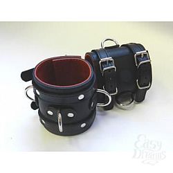 Широкие подшитые наручники с 2 ремешками, 3 D-кольцами и красной изнанкой Широкие подшитые наручники с 2 ремешками, 3 D-кольцами и красной изнанкой