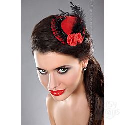 Красная шляпка с чёрным кружевом, пером и цветочками из лент Красная шляпка с чёрным кружевом, пером и цветочками из лент